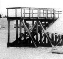 L'estacade en bois de "Bibi Dachicourt", premier aménagement sur la rive touquettoise de la baie de Canche, pour favoriser l'accostage des bateaux