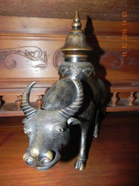 Brûle parfum buffle en bronze ciselé probablement Chine fin XIXème