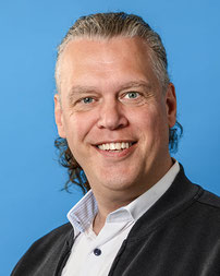 Portrait de Simeon Brülisauer nouveau membre au comité Fédmédcom sur fond bleu