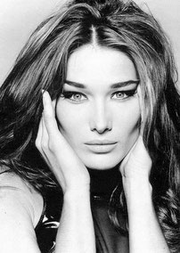 Carla Bruni, Lune conjointe à Uranus.