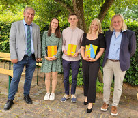 Buchpräsente gingen an Jana Wessels, Pascal Schnieder und Dr. Jana Oldendörp (v.l.).