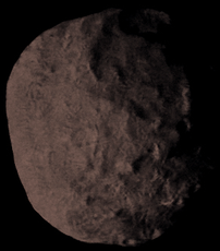 Detailaufnahme von Proteus, aufgenommen am 25. August 1989 von Voyager 2. Das Bild wurde so eingefärbt, wie Proteus auf der einzigen Farbaufnahme schien.