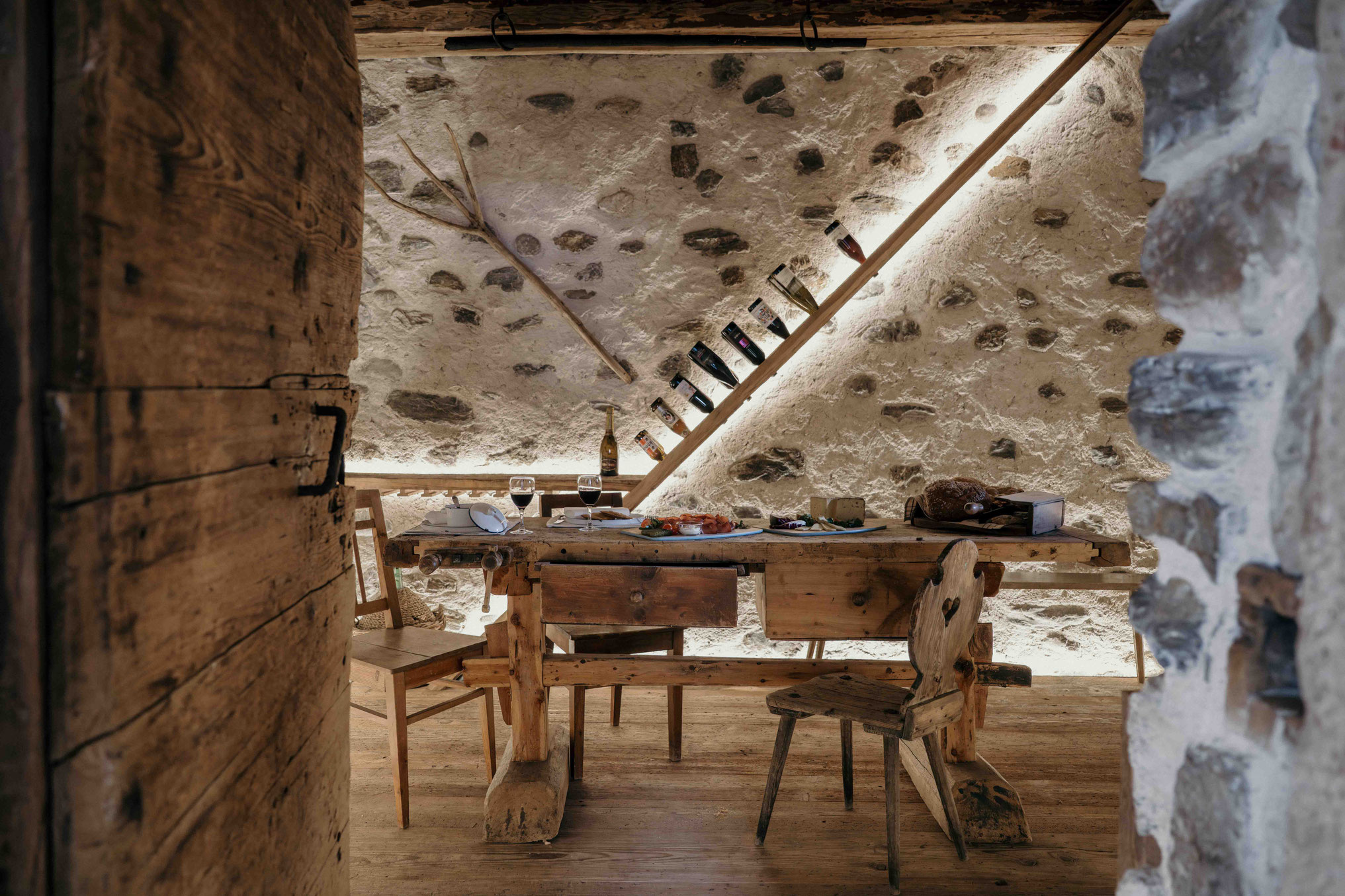 Dining room with historic stone walls and traditional Ladin dishes at Ciasa Somuer in Enneberg, Dolomites – Member of Mountain Hideaways © Marika Unterladstätter _fullwidth-story-splash