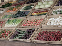 Kisten mit Obst und Gemüse im Supermarkt