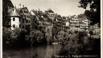 Fotographie „Tübingen. Partie mit Hölderlinturm.“ (s/w) ca. 1930. Autor unbekannt. © Gebrüder Metz, CC BY-SA 3.0 <https://creativecommons.org/licenses/by-sa/3.0>, via Wikimedia Commons.