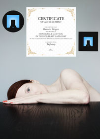 Manuela Deigert über mich, Sebstportrait Tabletop, waagerecht zur Hälfte auf einem Tisch liegend mit Nominierung und Zertifikat vom Minimalistphotographyaward