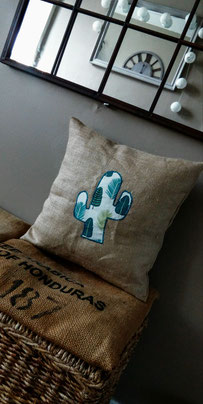 Coussin déco fait main en toile de jute " Cactus " by Fannygloo