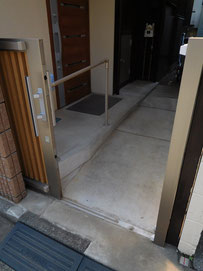 道路から玄関までゆるいスロープで段差を無くしたアプローチの工事例