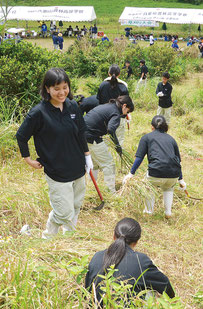 恒例行事「草刈り大会」が行われた=23日、カラ岳