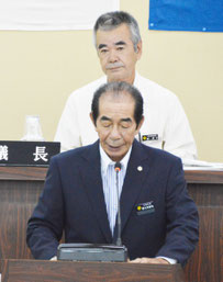 条例案の取り下げを決めた西大舛町長=21日、議場