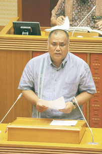 砂川氏は翁長氏の政治姿勢を強く批判した=30日午前、県議会