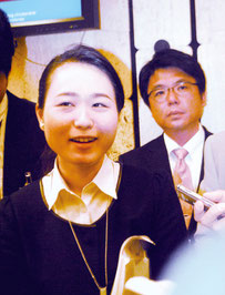 国連での演説後、報道陣に囲まれる我那覇氏。後方は同行した砥板市議=22日、スイス・ジュネーブの国連ビル内