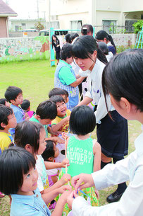 昨年4月、市内の保育園を訪問し、園児と触れ合う八重山農林高校ライフスキル科保育・園芸コースの生徒。市の保育士不足は深刻化している(資料写真)