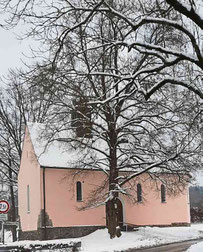 Die Kirche St. Wendelin ist Mittelpunkt des Orts.