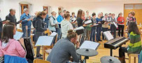 Am Donnerstagabend probten Instrumentalisten und Sänger zum ersten Mal gemeinsam.