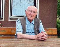 70 Jahre Priester sein zu dürfen, erfüllt Ruhestandspfarrer Raimund Arnold mit großer Dankbarkeit. Am Sonntag wird der 95-Jährige mit Mitgliedern des Pfarreienverbands und ehemaligen Pfarrmitgliedern sein Priesterjubiläum feiern.