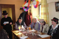 Die älteren Semester von Ast feierten die fünfte Jahreszeit in der Trattoria Jesolo, und Pfarrer Raimund Arnold (l.) las Geschichten vor.