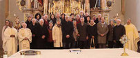 Die Ehejubilare aus der Pfarrei Ast mit Pfarrer Albert Hölzl, Pater Anish und Ruhestandspfarrer Raimund Arnold. 