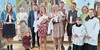 Jonas, der Sohn von Magdalena und Michael Bindl (rechts), und Marie, Tochter von Sonja und Christoph Schönberger (links), empfingen die Taufe. Es war in mehrerlei Hinsicht ein besonderes Ereignis.