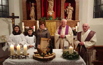 Stadtpfarrer Wolfgang Häupl und Ruhestandspfarrer Raimund Arnold verabschiedeten Angela Bielmeier als Vorsitzende des Kirchenbauvereins.