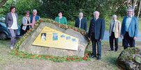 Diese Tafel wird an Pfarrers Raimund Arnolds Wirken in Ast erinnern.