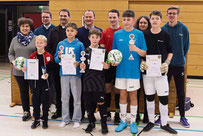 Waldmünchen fährt zum Diözesanentscheid: Bei den Junioren setzte sich die Mannschaft im Finale gegen Roding durch. Dazu gratulieren die Geistlichkeit mit Dekan Ralf Heidenreich an der Spitze, die Organisatoren und Schirmherrin Alexandra Riedl.