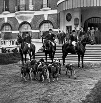 Le départ traditionnel des drags : cavaliers et chiens devant l'hôtel Westminster