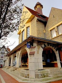 Les arcades de l'auvent de la poste du Touquet-Paris-Plage