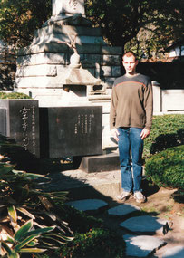 Henning Wittwer am Funakoshi-Gedenkstein in Kamakura, Japan.