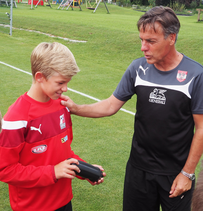 Bild oben: Das LAZ Wels im Kreise der U17-Teamspieler! Bild unten: Teamchef Hermann Stadler gibt Lukas Mayr Ratschläge für seine Entwicklung! (Fotos: LAZ Wels)