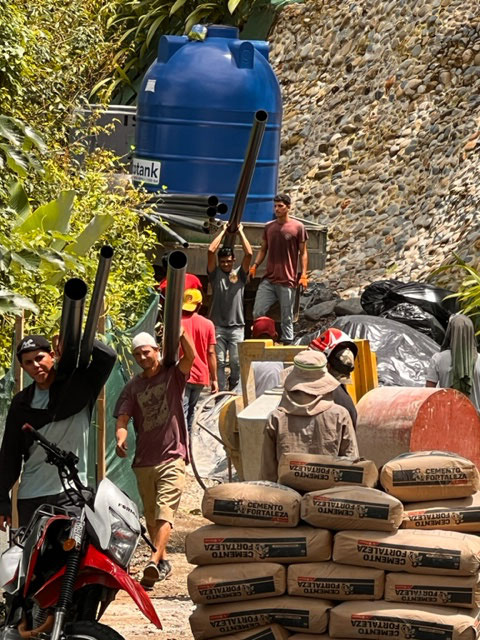 August 2023 - When our supplier "iguana verde" arrives, all employees help to unload the truck. Our 5000 liter tank and the water pipes. 