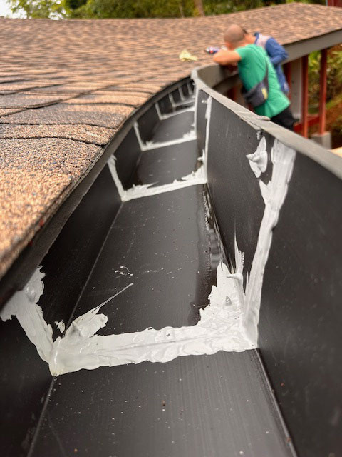December 2023 - the inner workings of the rain gutters: silicone instead of soft soldering.
