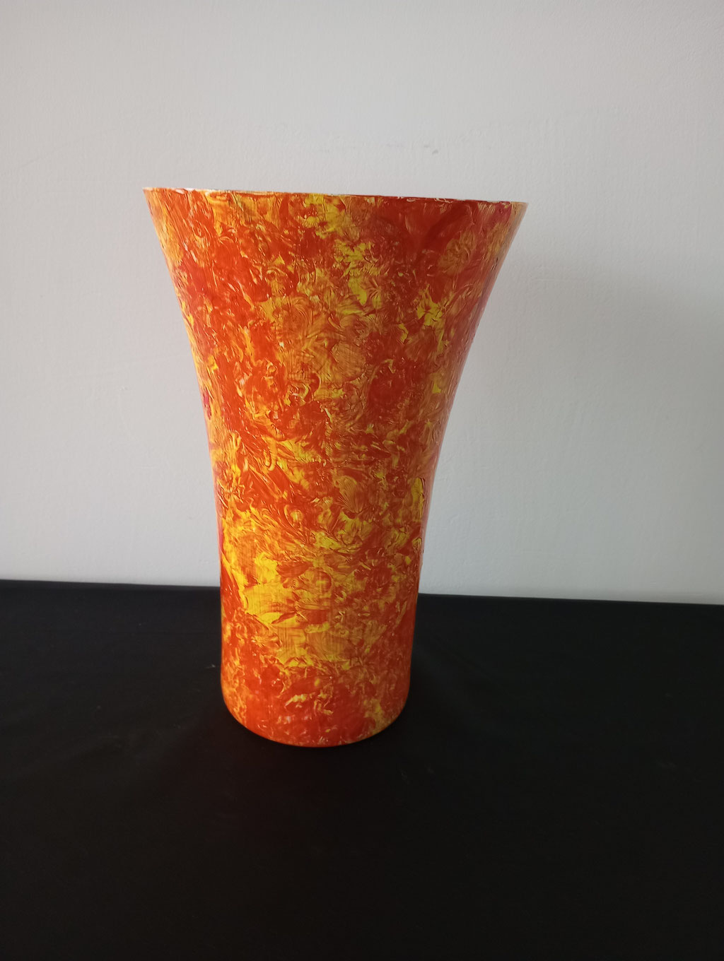2041 Grote glazen vaas oranje-geel € 49