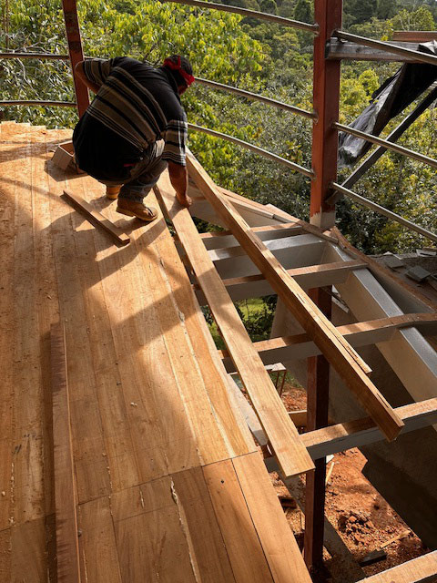 December 2023 - the wooden floor planks are glued together with a Swiss invention: Lamello; however: Costa Rican copy