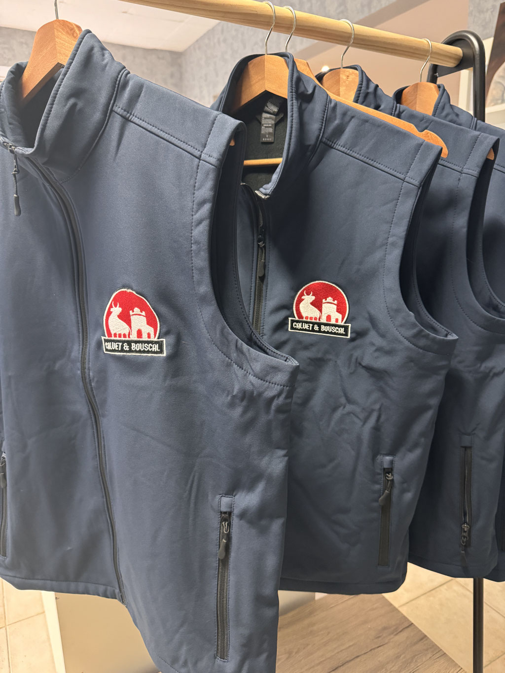 Marina CréaMaker - Broderie logo entreprise sur softshell sans manche 