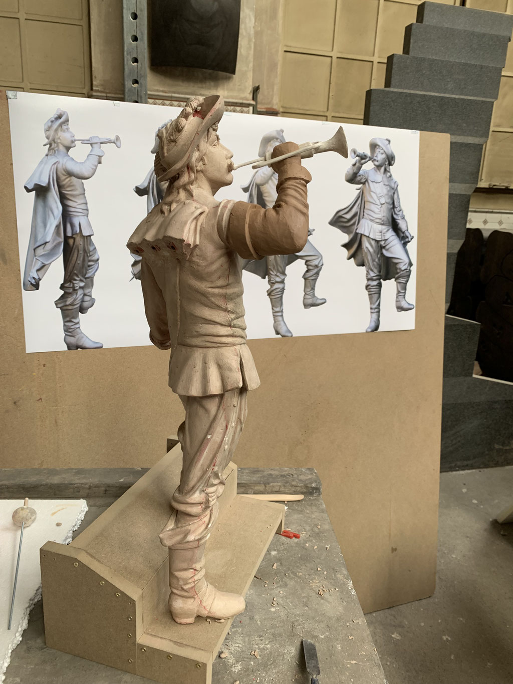 Rekonstruktion des Gipsmodells der Trompeter Figur