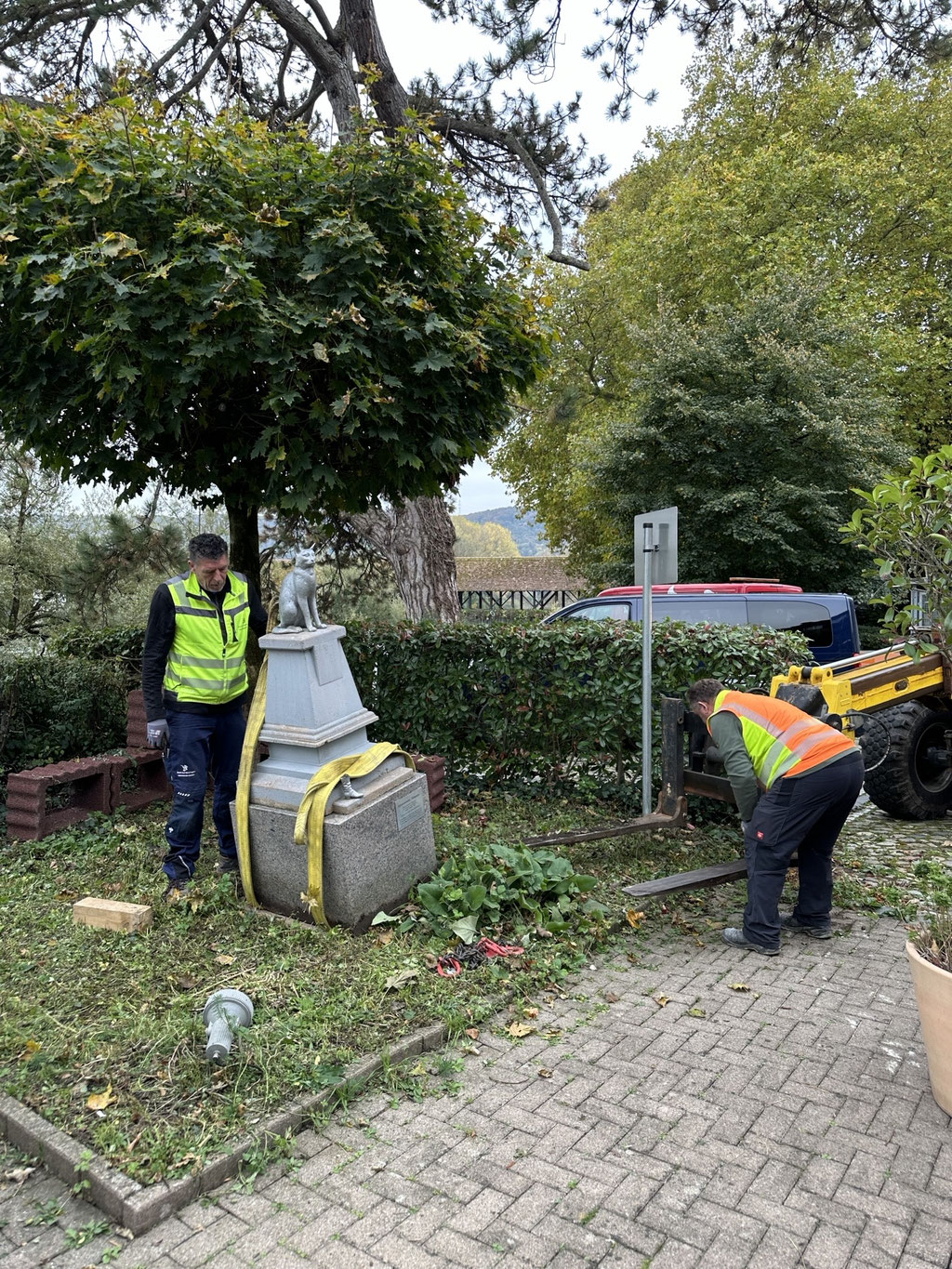 Das beschädigte BONSAI Denkmal wird in den Schlosspark versetzt
