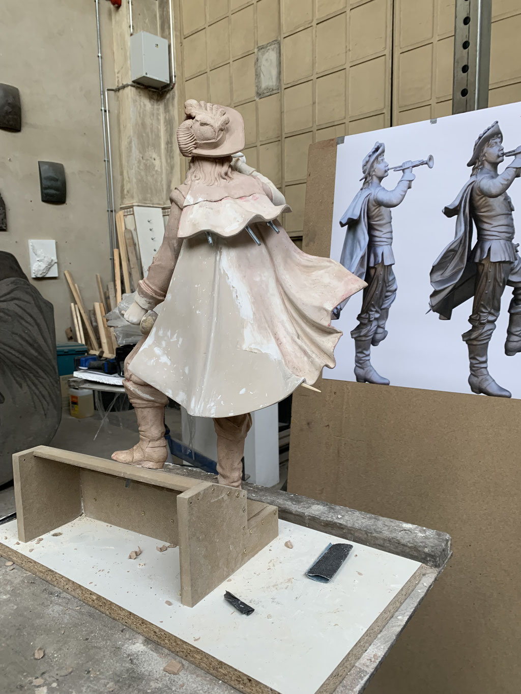 Rekonstruktion des Gipsmodells der Trompeter Figur