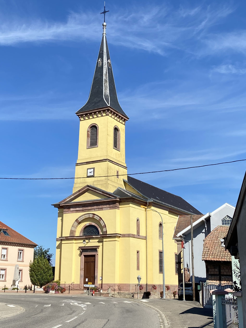 Eine der typischen kleinen Kirchen in den elsässischen Gemeinden. Hier in Heiteren.