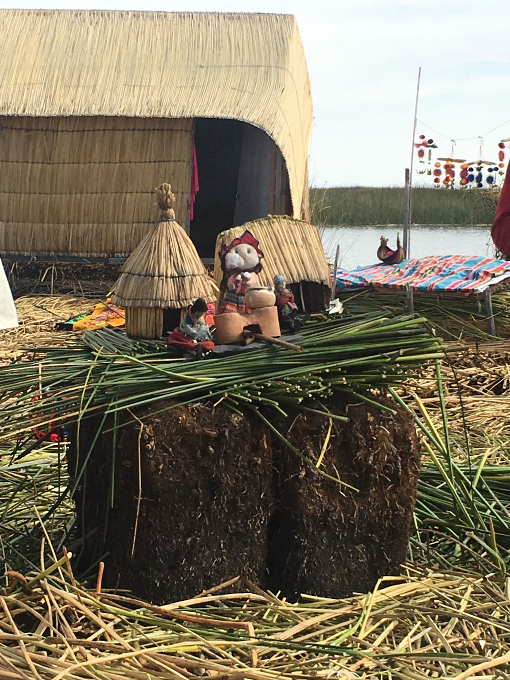 Aufbau einer Insel. 1 m hohe Schilfwurzeln werden zusammengebunden und wachsen so in 4 Monaten zusammen, darauf kommen dann 2 m hohe Schilfbündel, die mind. alle 2 Monate erneuert bzw. auf die alten gelegt werden müssen. 