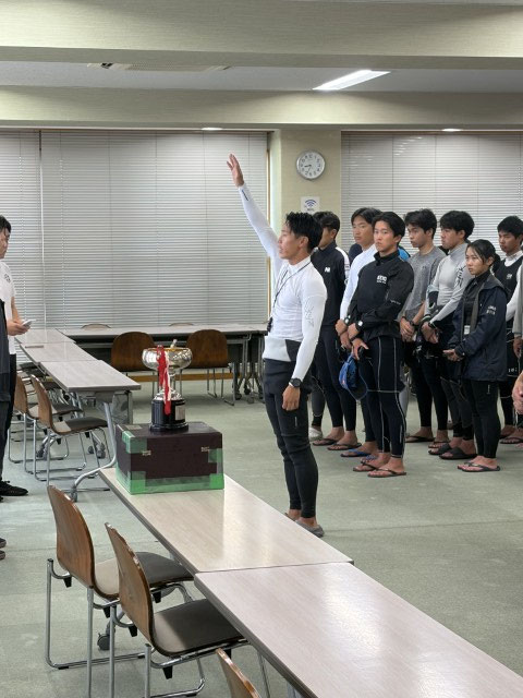 雨天の為、開会式は屋内  選手宣誓をする桔川主将