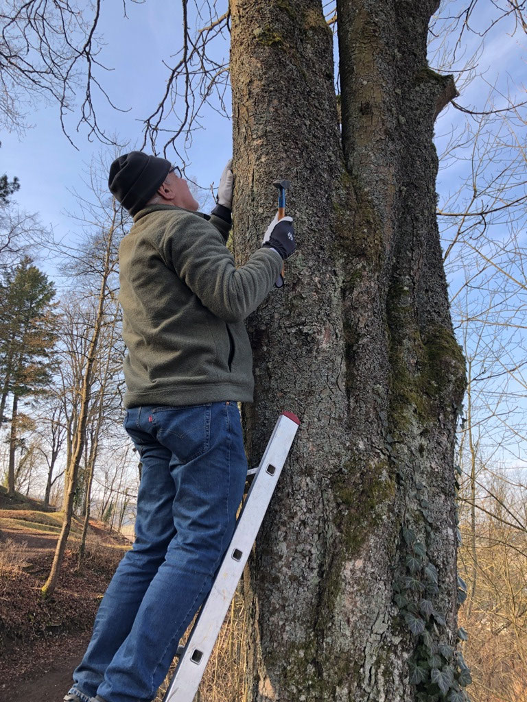 Werner Appel bei der Montage.