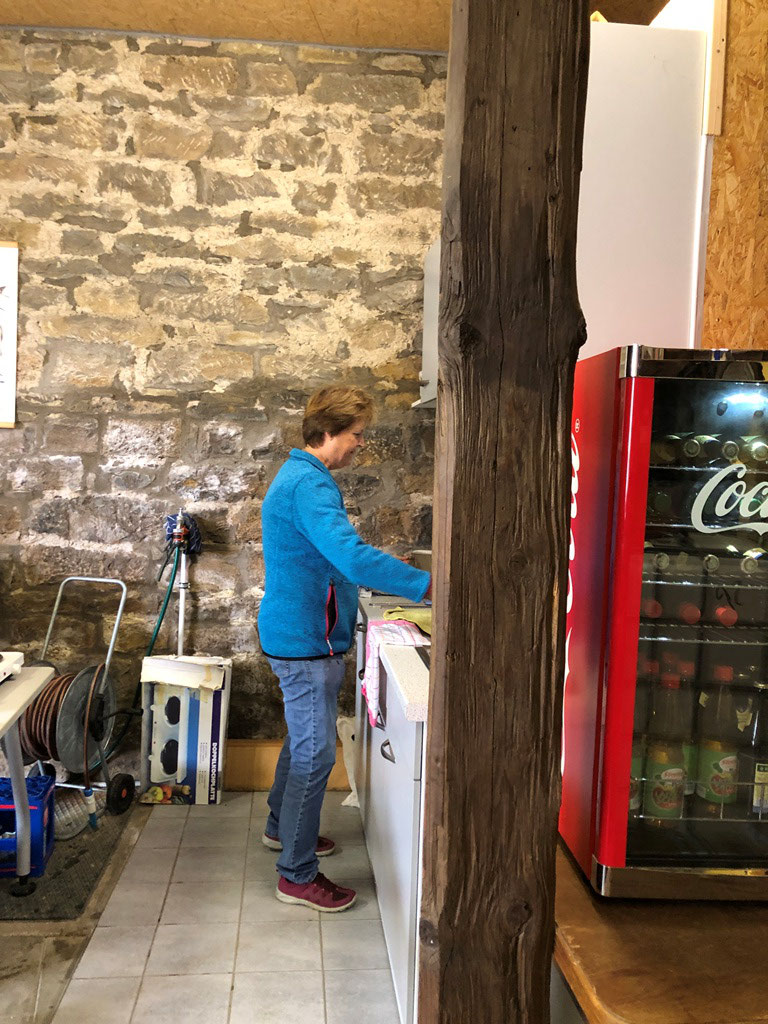 Anita Pfeiffer (Foto) & Claudia Schlör hatten das Mittagessen vorbereitet.