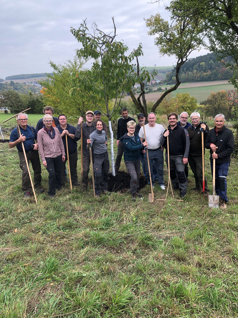 Gruppenbild mit anpackenden Ehrenamtler*innen.