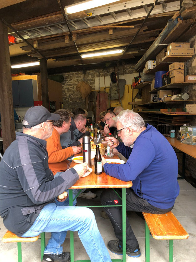 Gemeinsames Mittagessen in der NABU-Scheune.