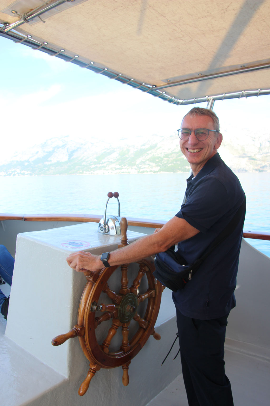 „Nimm mich mit, Kapitän, auf die Reise“: Pfarrer Martin Battert aus Bamberg hatte die geistliche Begleitung der Leserreise inne.