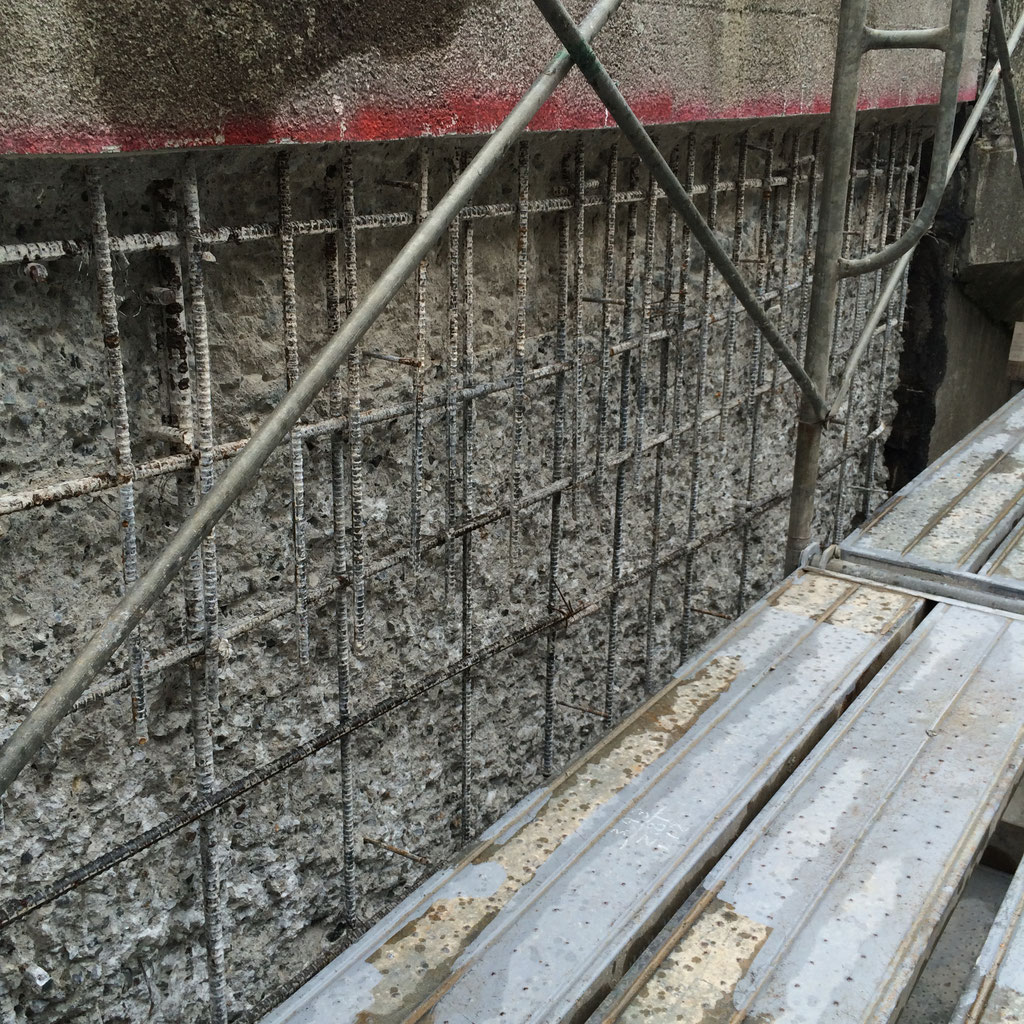 橋台の補修工事にて、鉄筋出し作業