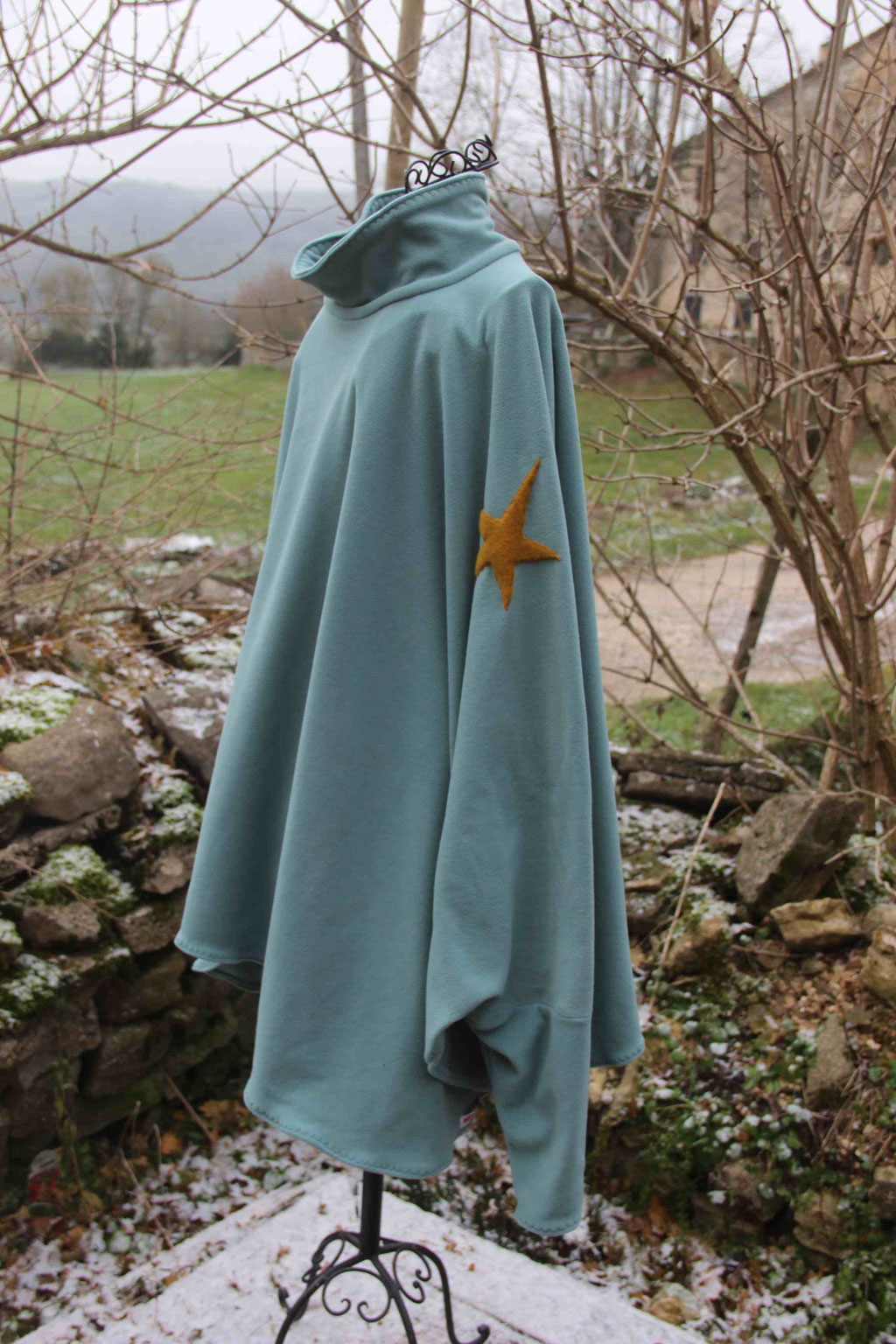 Poncho/Cape "Nuit d'hiver" (De profil)