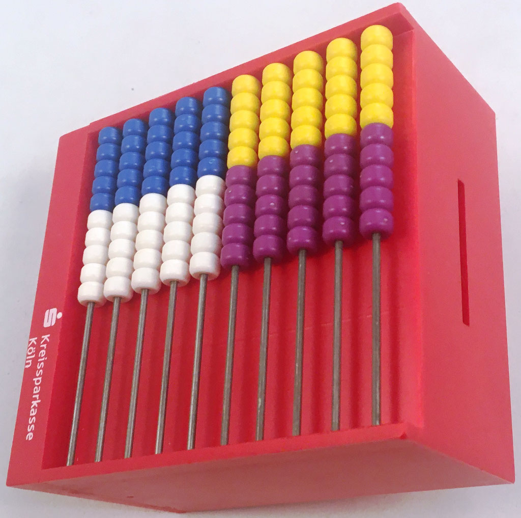Pequeña hucha infantil con ábaco europeo de 10 filas, regalo promocional de la caja de ahorros  Kreissparkasse Köln (Colonia, Alemania), hacia 1965, 8x4.5x9 cm 