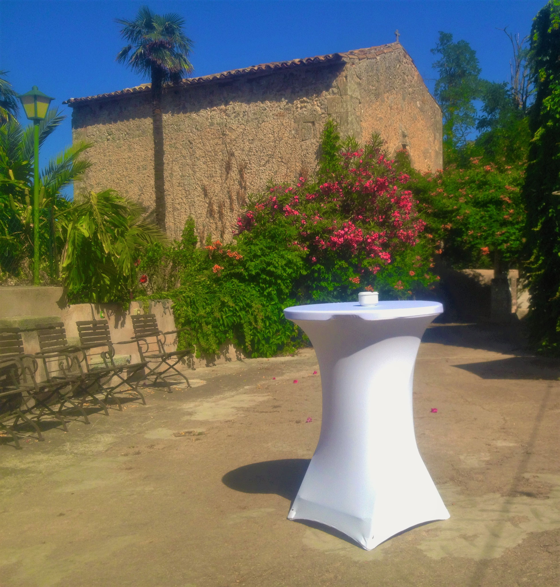 MESA BISTRO CON FUNDA BLANCA